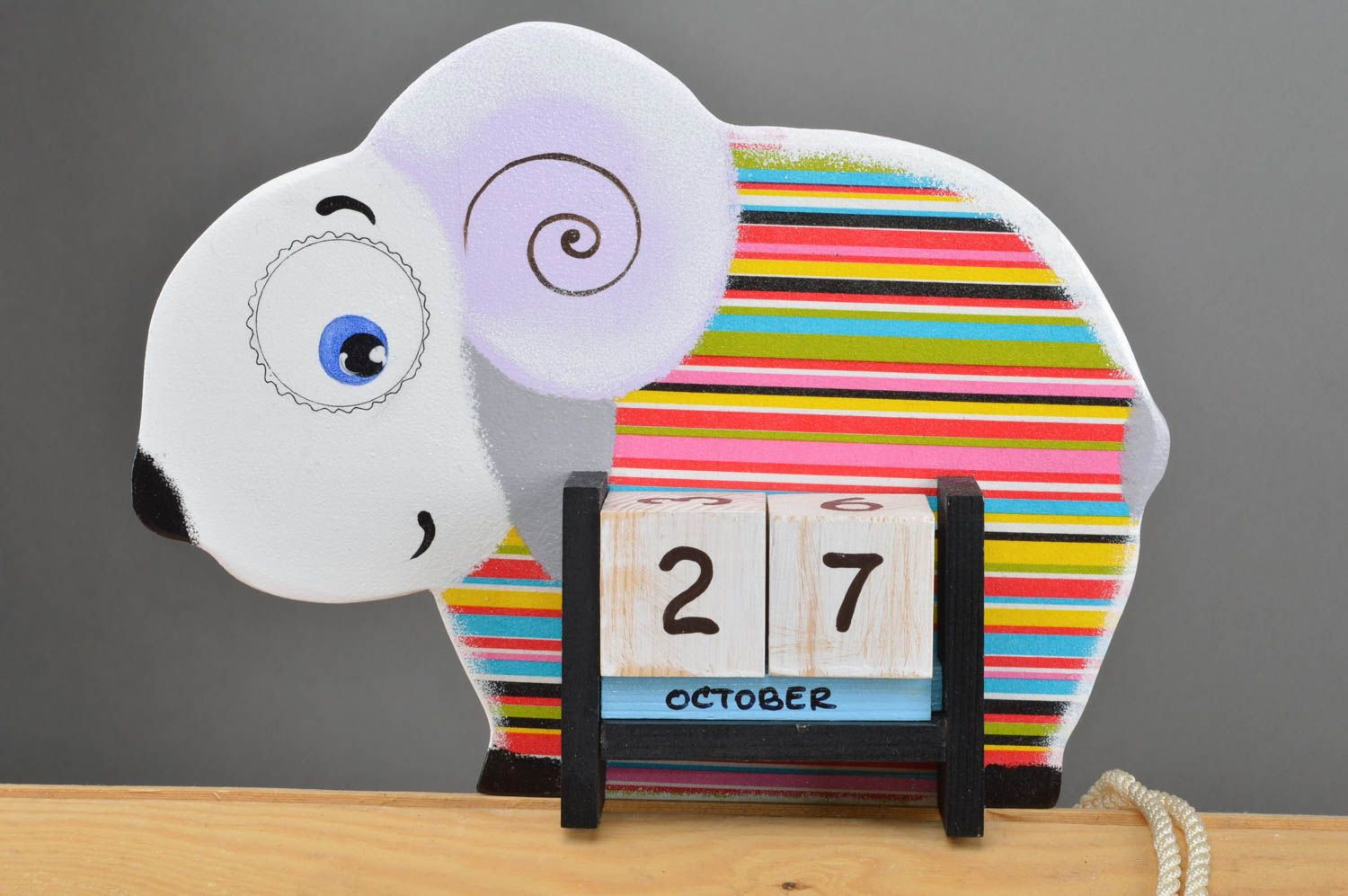 Детский календарь в виде барашка из фанеры декупаж в полоску ручной работы фото 2