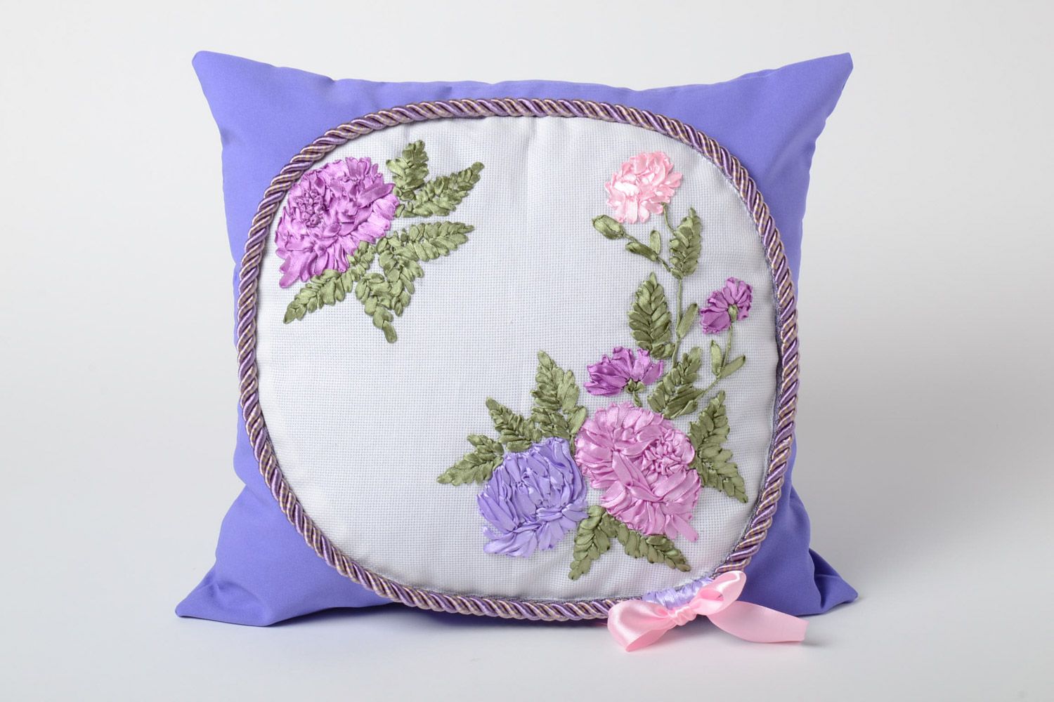 Funda para almohada artesanal bordada con cintas violeta blanca pequeña bonita foto 1