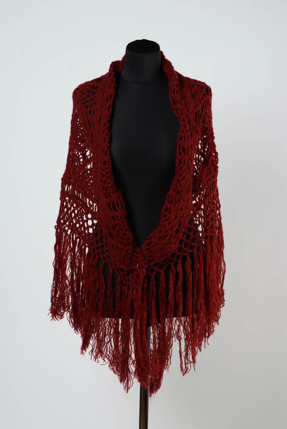 Châle tricoté avec des aiguilles ajouré en laine fait main couleur rouge foncé photo 2