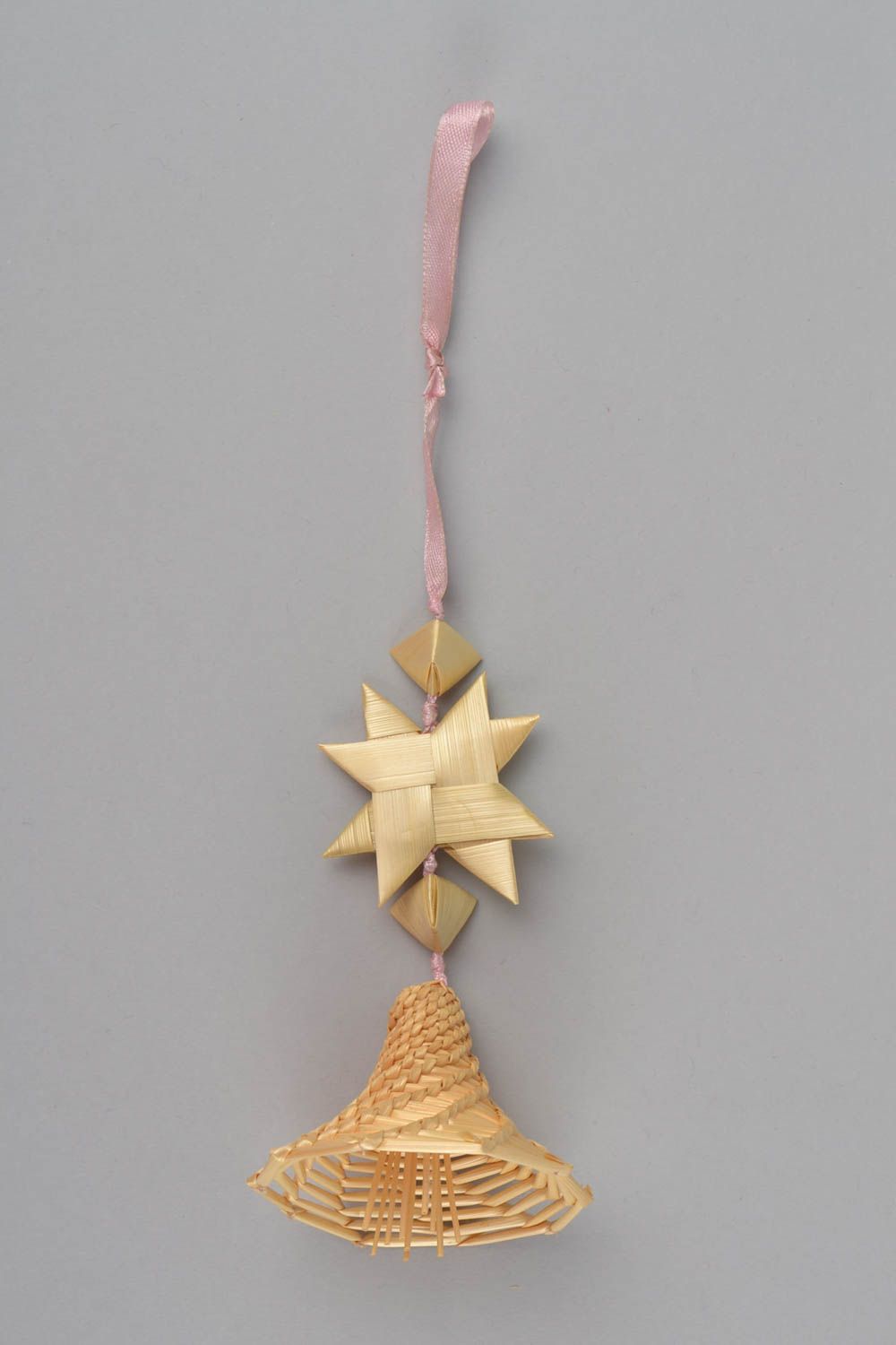 Colgante decorativo trenzado de paja con forma de campanilla con estrella foto 5
