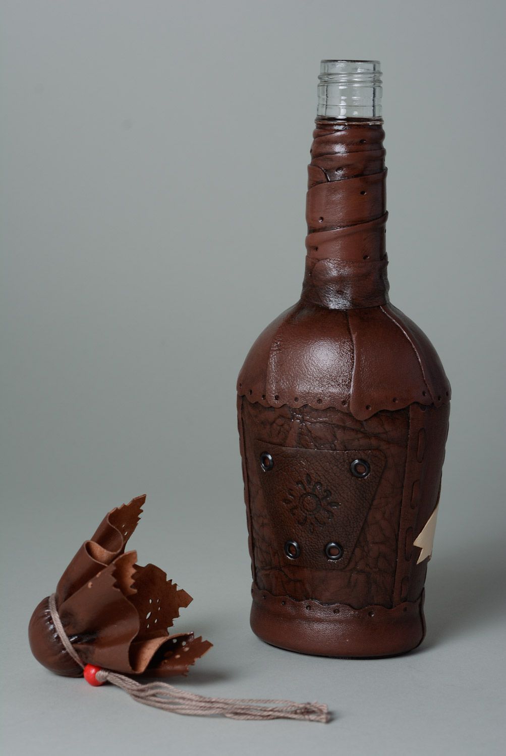 Botella artesanal de vidrio decorada con cuero de color marrón pequeña 500 ml foto 5