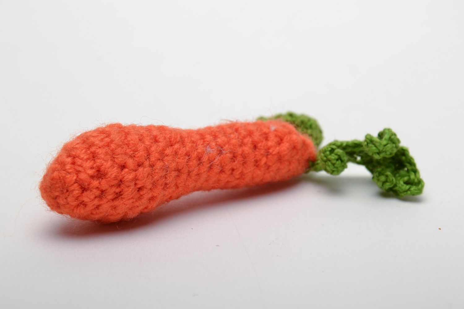 Juguete tejido a ganchillo con forma de zanahoria foto 4