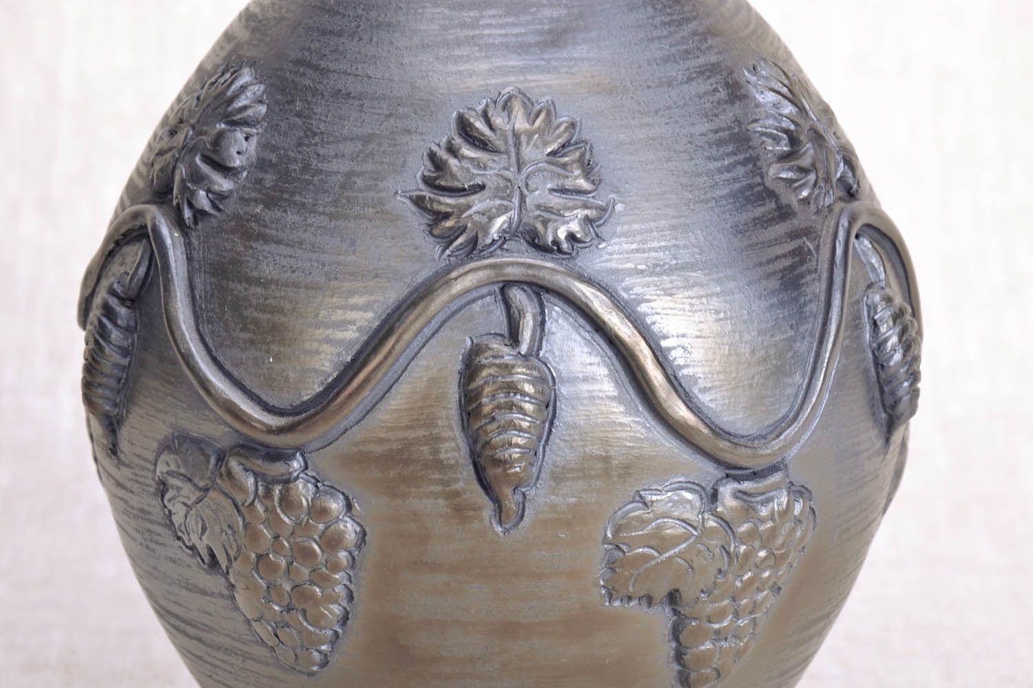 Jarro de argila com elementos moldados feito à mão louça de cerâmica decorativa artesanal foto 4