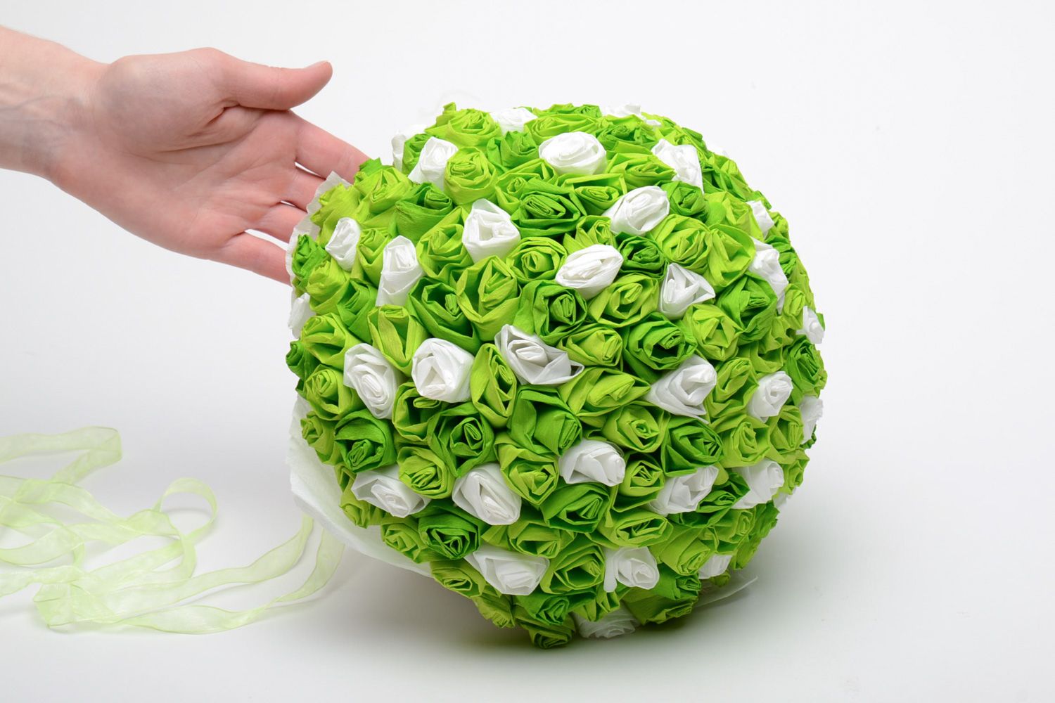 Boule décorative fleurs en papier rubans faite main vert pour salle de mariage photo 5