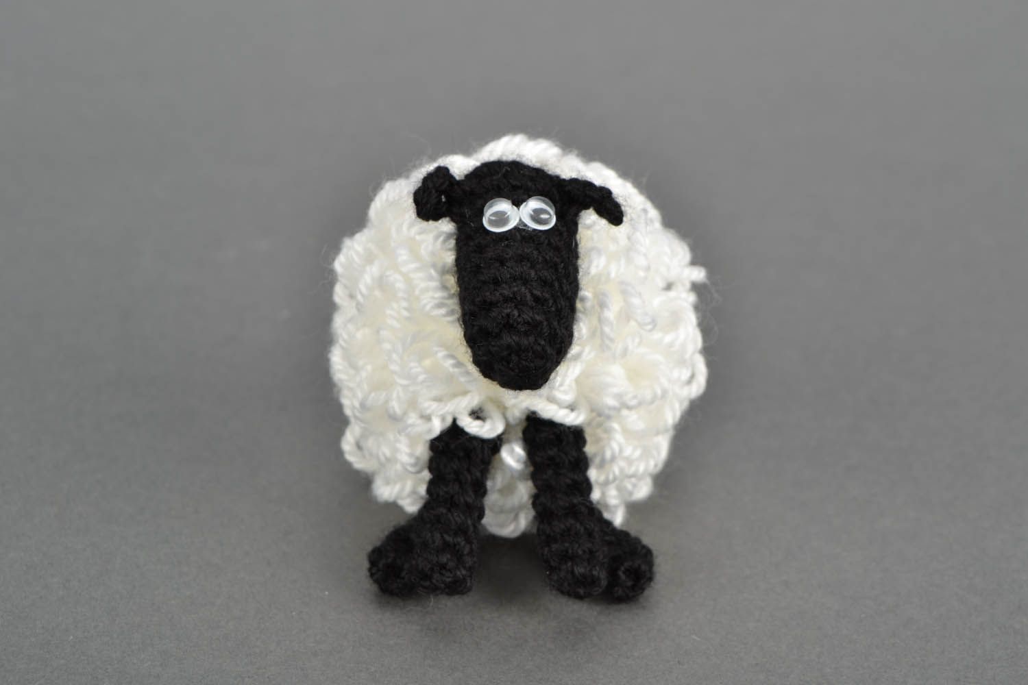 Schwarz-weißes Kuscheltier Schaf gehäkelt foto 4