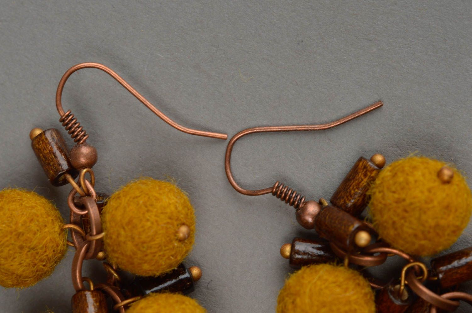 Lange originelle gefilzte Ohrringe aus Wolle Kugeln in Senffarbe handmade foto 2