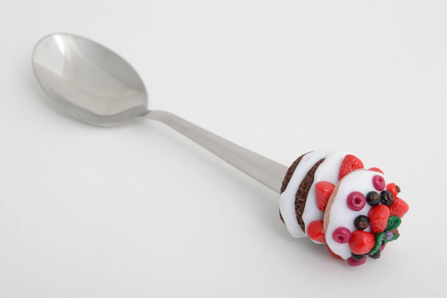 Чайная ложка с ручкой из полимерной глины в виде оладий с ягодами ручной работы фото 2