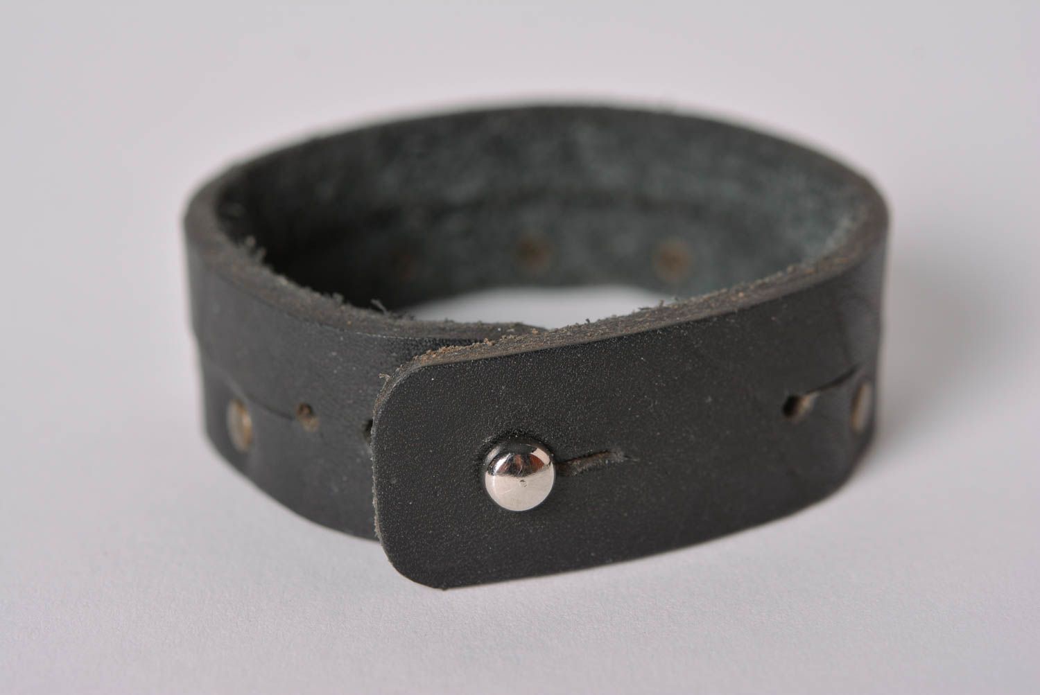 Кожаный браслет ручной работы браслет на руку украшение из кожи черное фото 3