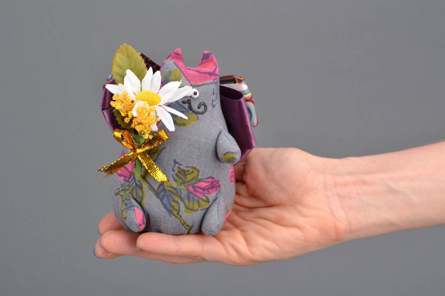 Мягкая игрушка наполненная галькой Кот с цветком фото 2