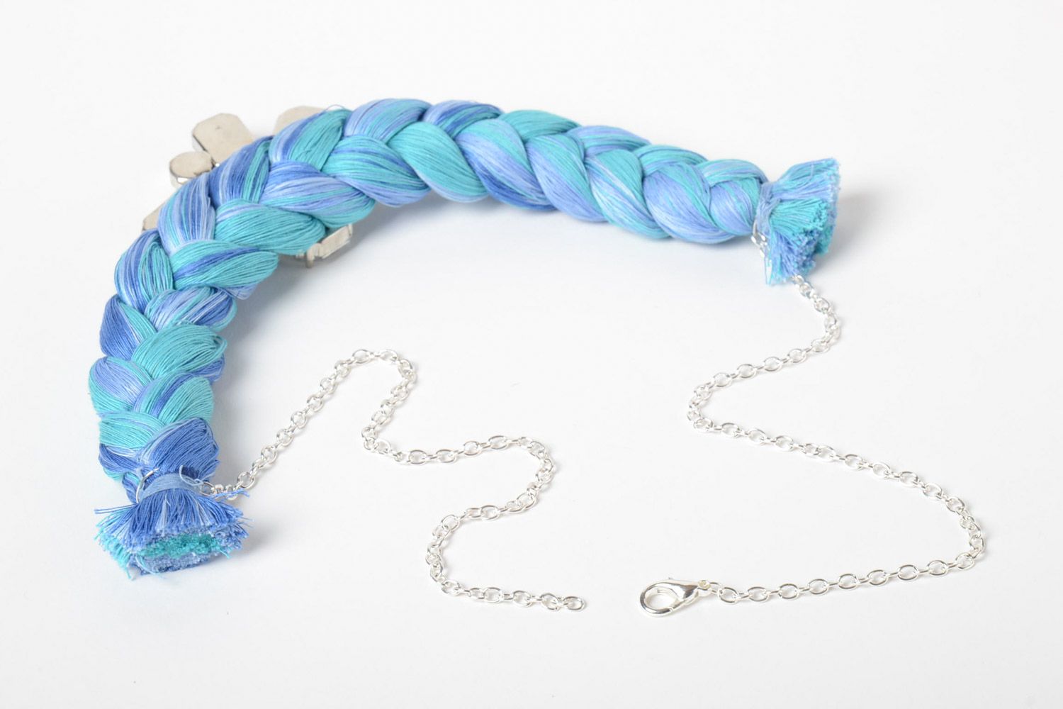 Collar trenzado de hilos azul en cadenita con estrases voluminoso artesanal foto 4