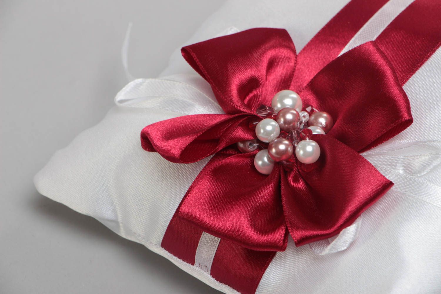 Cojín para anillos de boda hecho a mano de raso con flor roja artesanal foto 4
