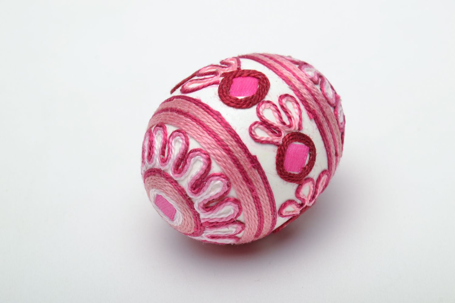 Пасхальное яйцо декоративное с орнаментом из шелковых ниток фото 3
