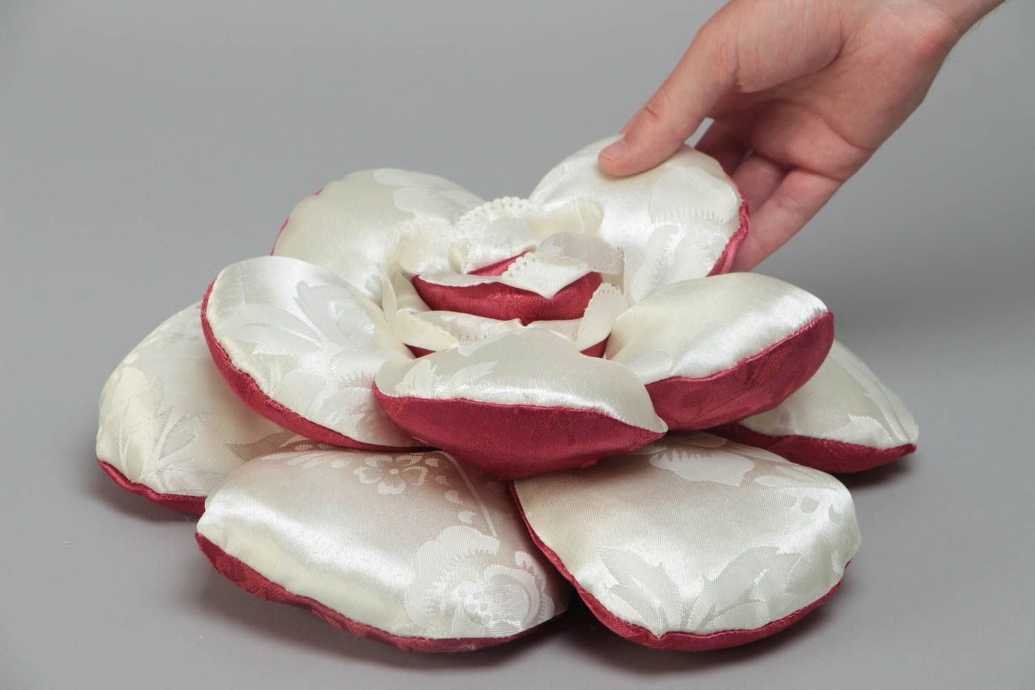 Coussin en forme de fleur blanche en satin fait main décoratif original photo 5