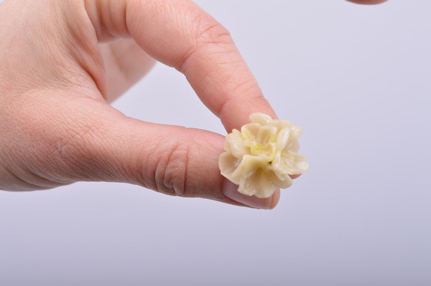 Boucles d'oreilles fleurs en pâte polymère fluo faites main blanches Lilas photo 3