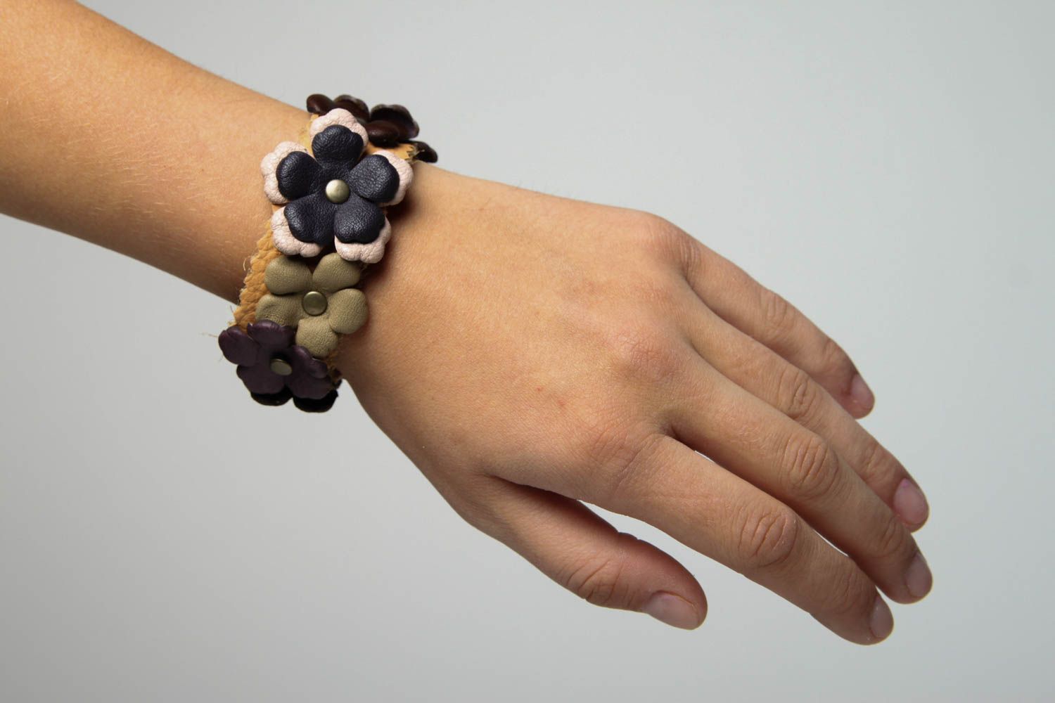 Браслет на руку кожаный браслет ручной работы украшение из кожи цветочное фото 2