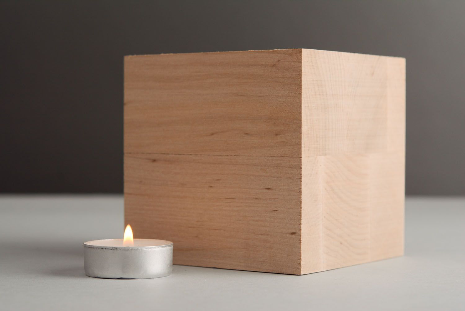 Candelero de madera con forma de cubo foto 2