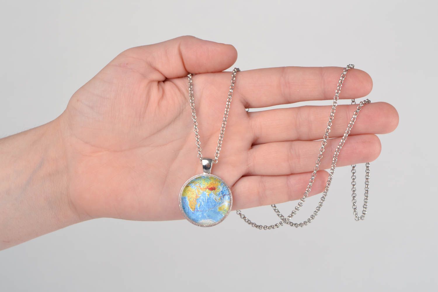 Авторский кулон с изображением полушария Земли стеклянный на цепочке хэнд мэйд фото 2