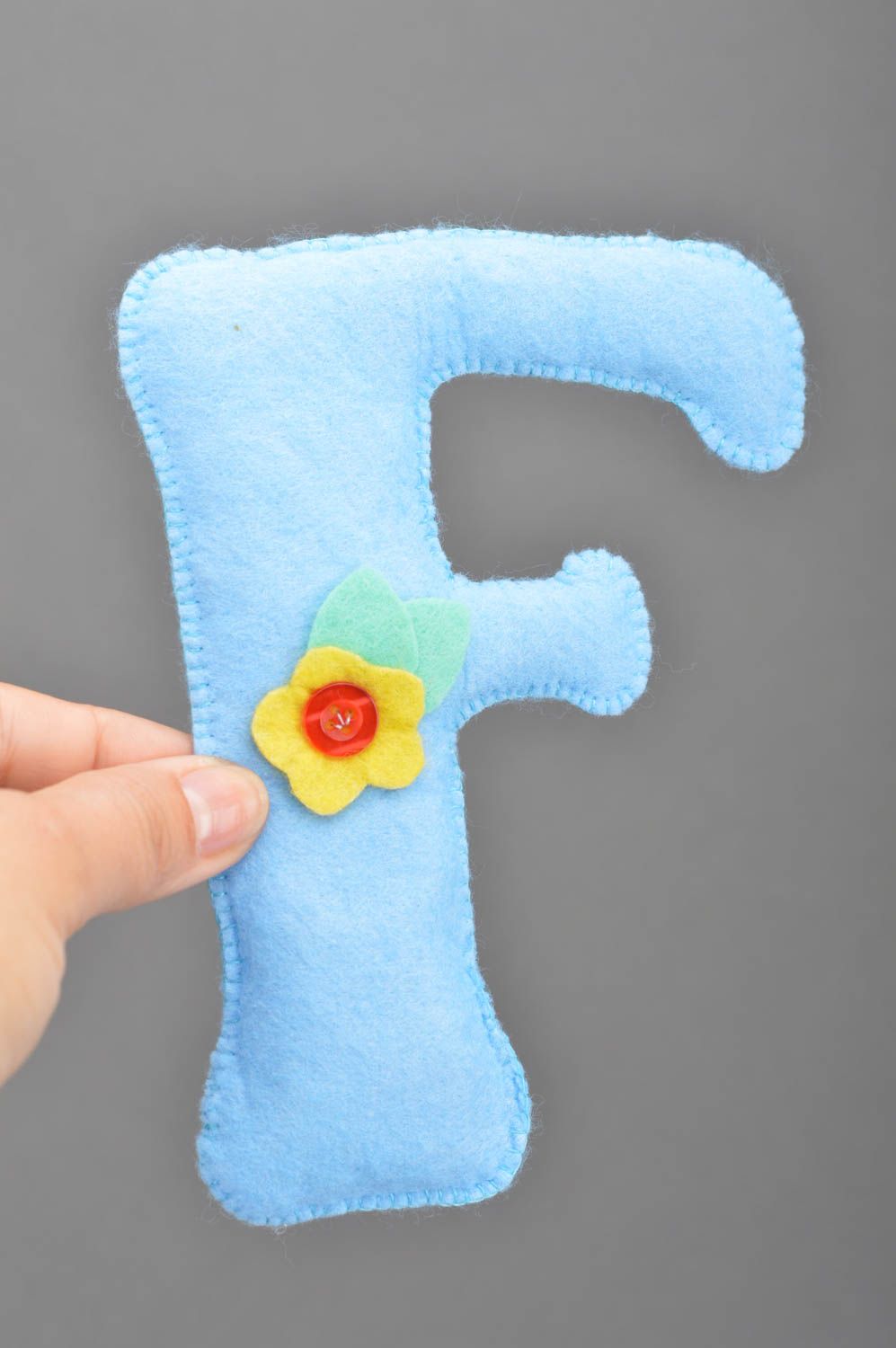 Lettre décorative F bleue en feutre avec fleur faite main originale pour enfant photo 3