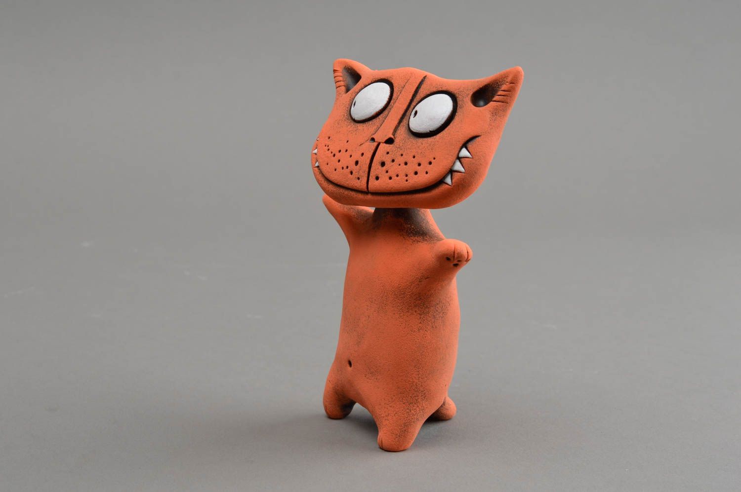 Оранжевая глиняная статуэтка ручной работы в виде кота расписанная красками фото 3