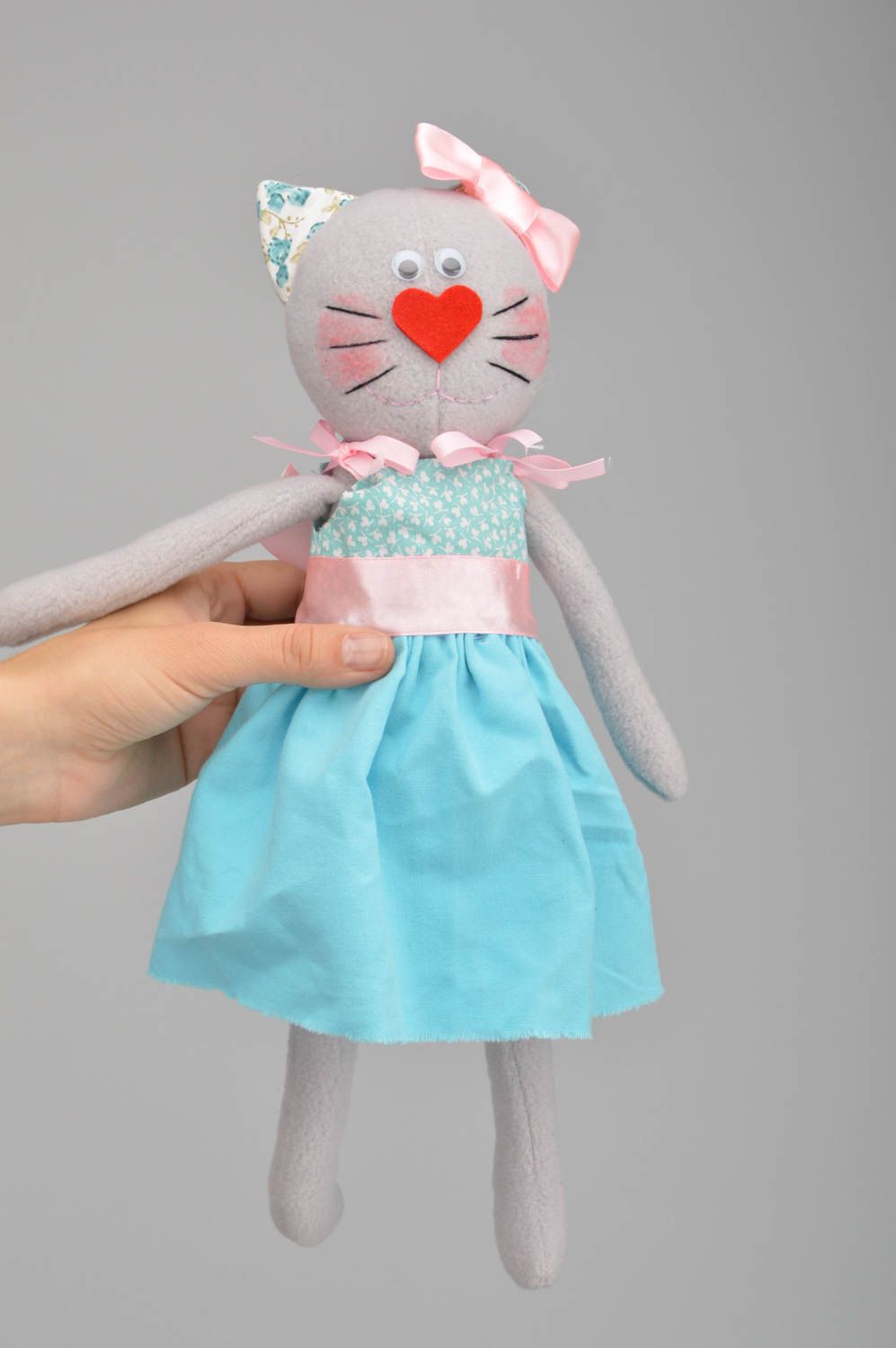 Jouet enfant fait main Cadeau original Décoration peluche chatte en robe photo 1