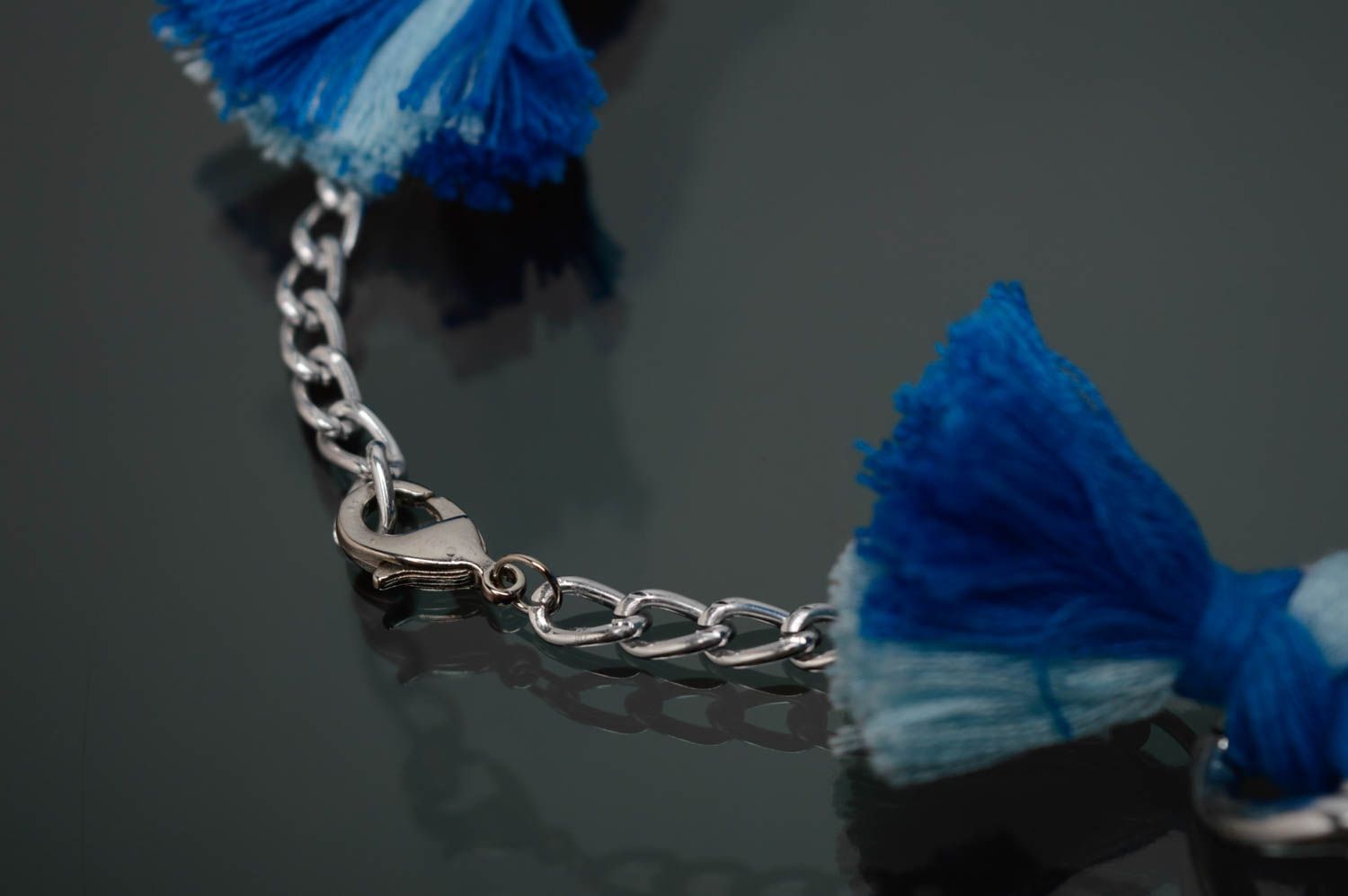 Blue necklace made of threads and chain photo 5