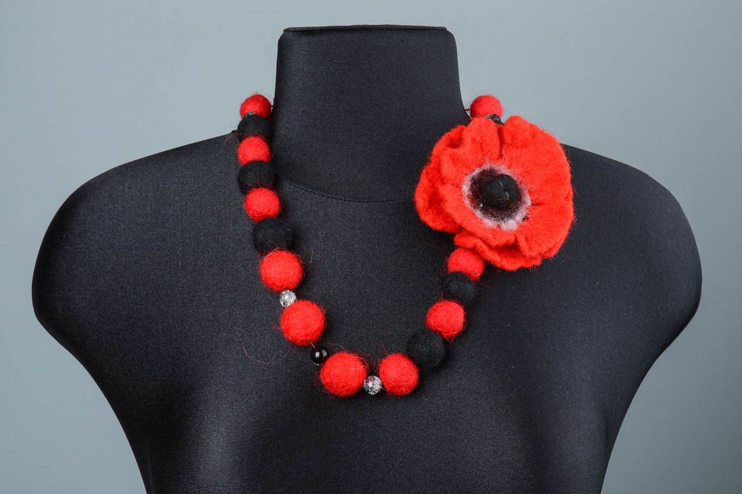 Handmade Halskette mit Blume Halskette aus Wolle Damen Schmuck rot schwarz foto 5