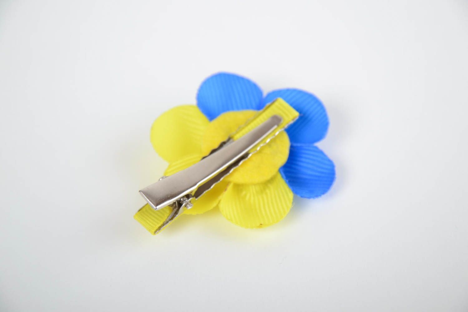 Pinza para el pelo con forma de flor de cintas amarilla y azul hecha a mano foto 4