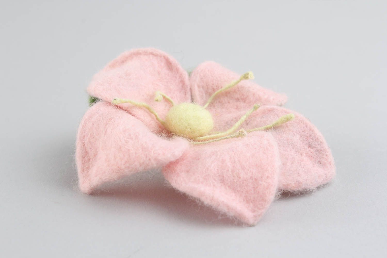 Broche-flor original de lã em técnica de feltragem acessório feminino feito à mão   foto 3