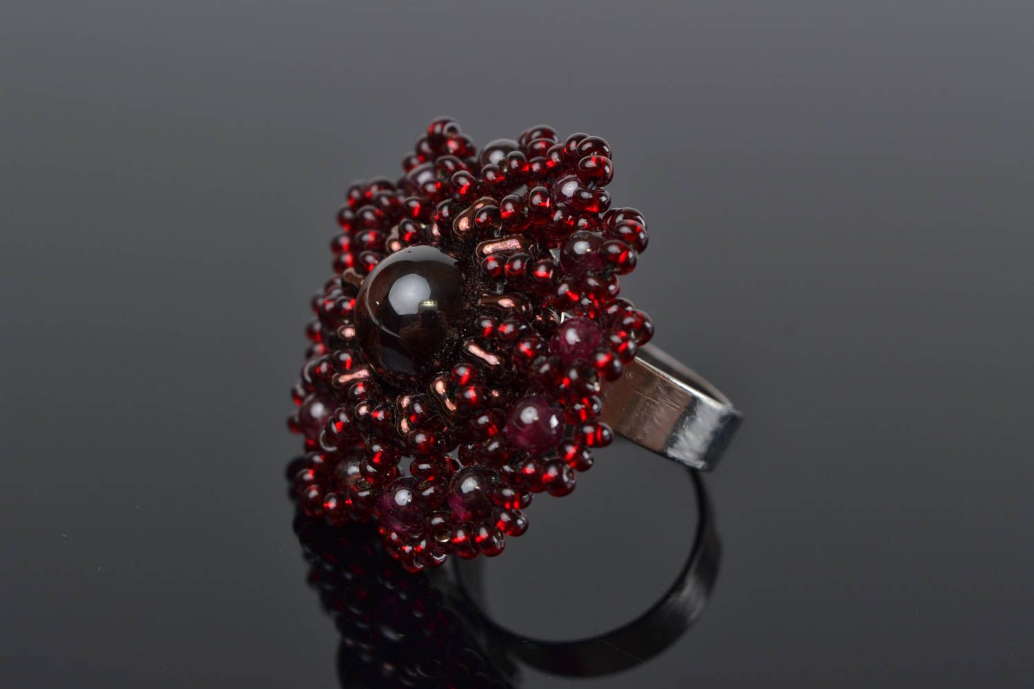 El anillo de abalorios oscuro con forma de flor de talla ajustable artesanal foto 1