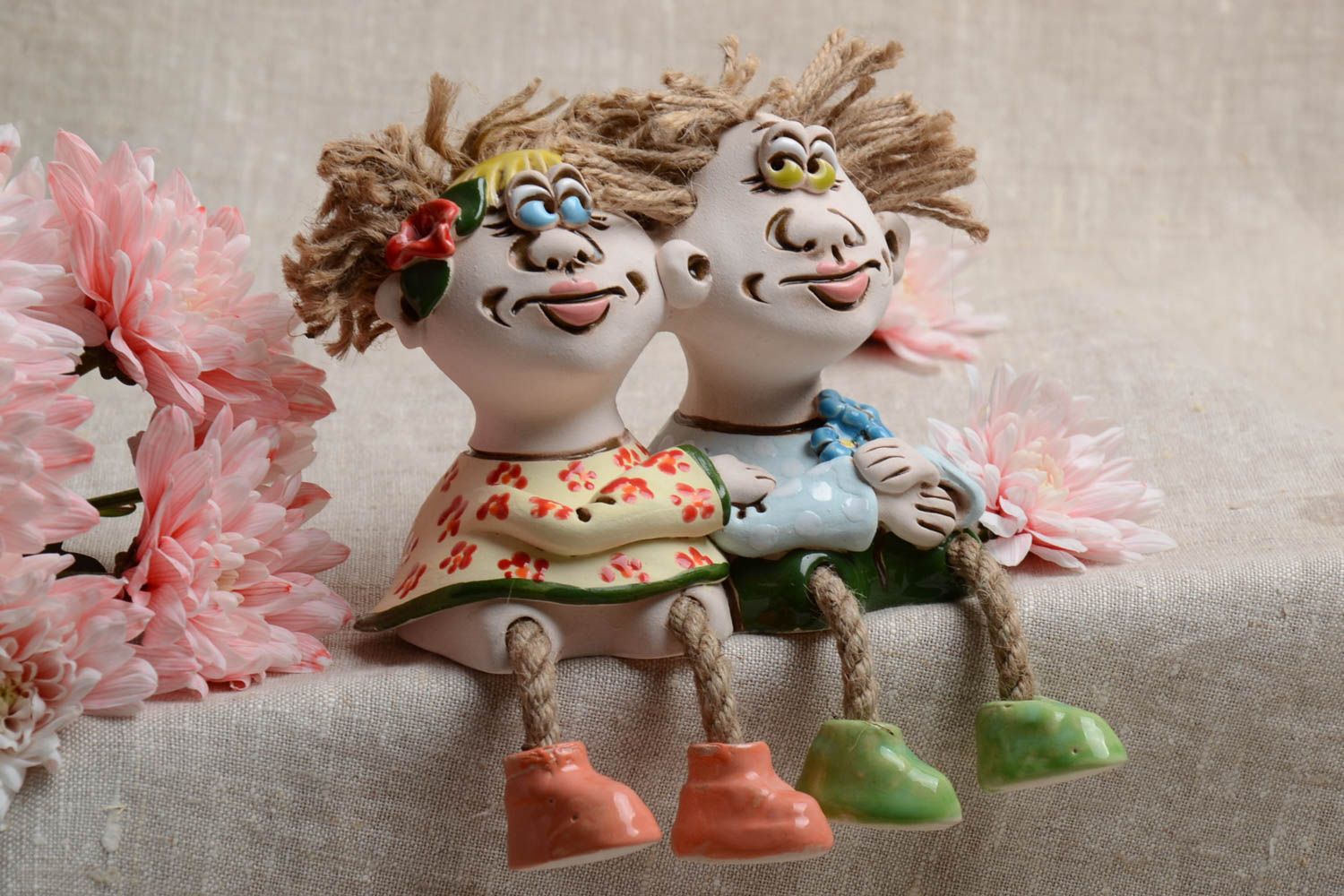 Statuette couple en argile faite main peinte de pigments originale décorative photo 1