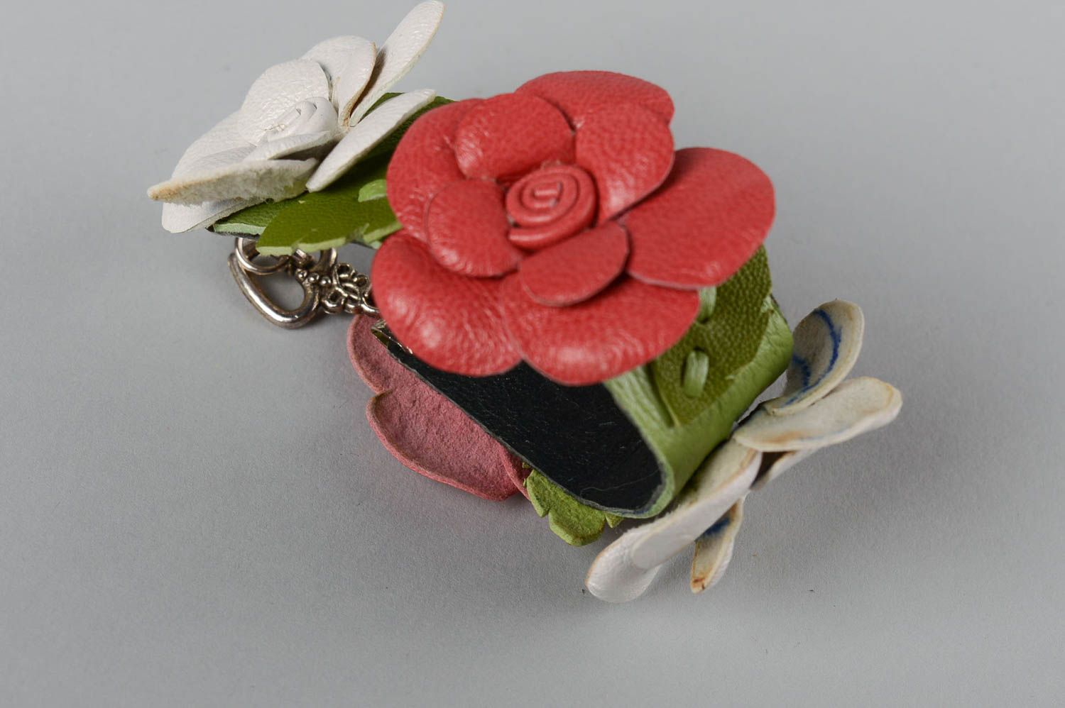 Bracelet fleurs en cuir Bijou fait main original blanc-rouge Cadeau pour femme photo 4