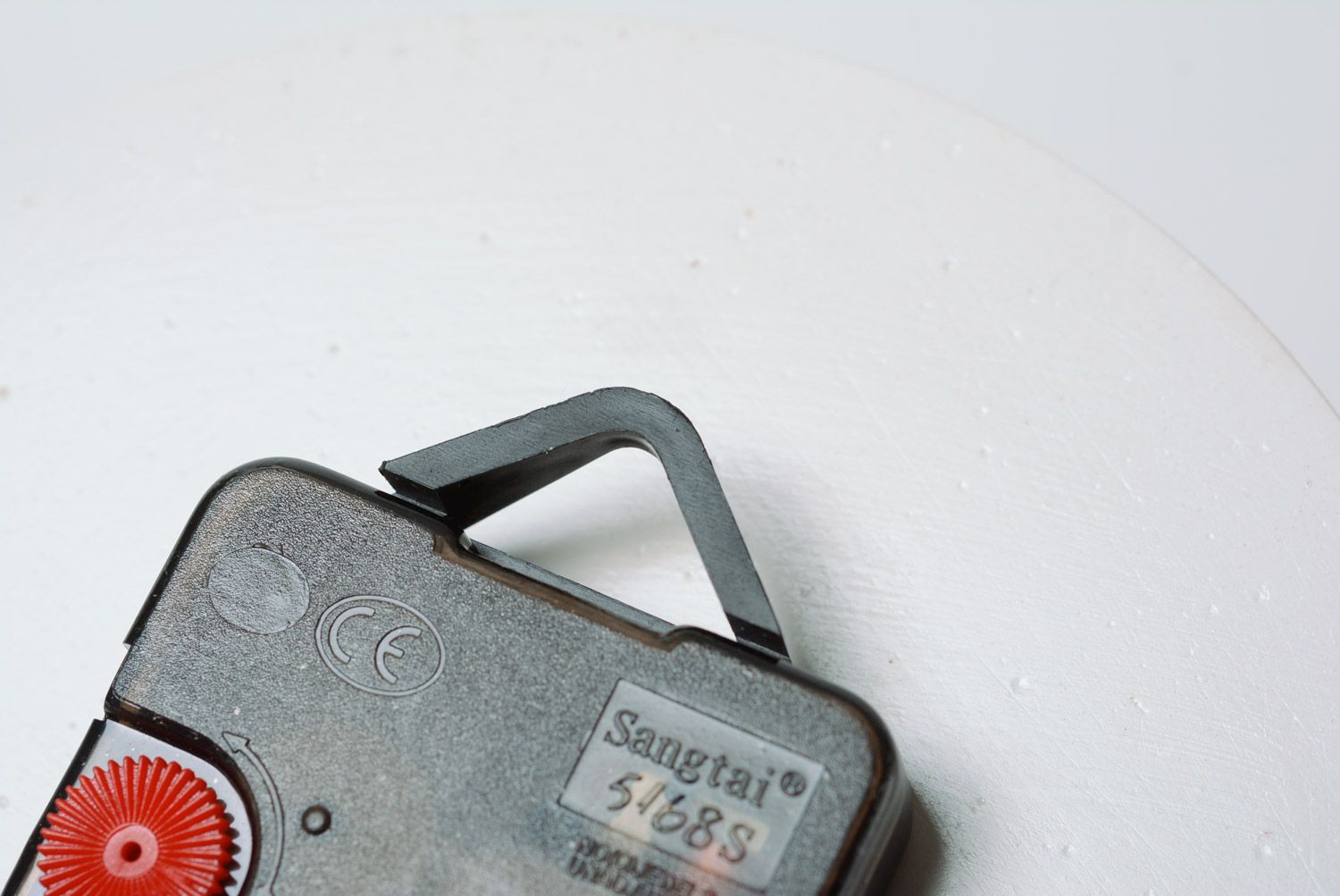 Reloj redondo hecho a mano de yeso con trébol estampado  foto 5