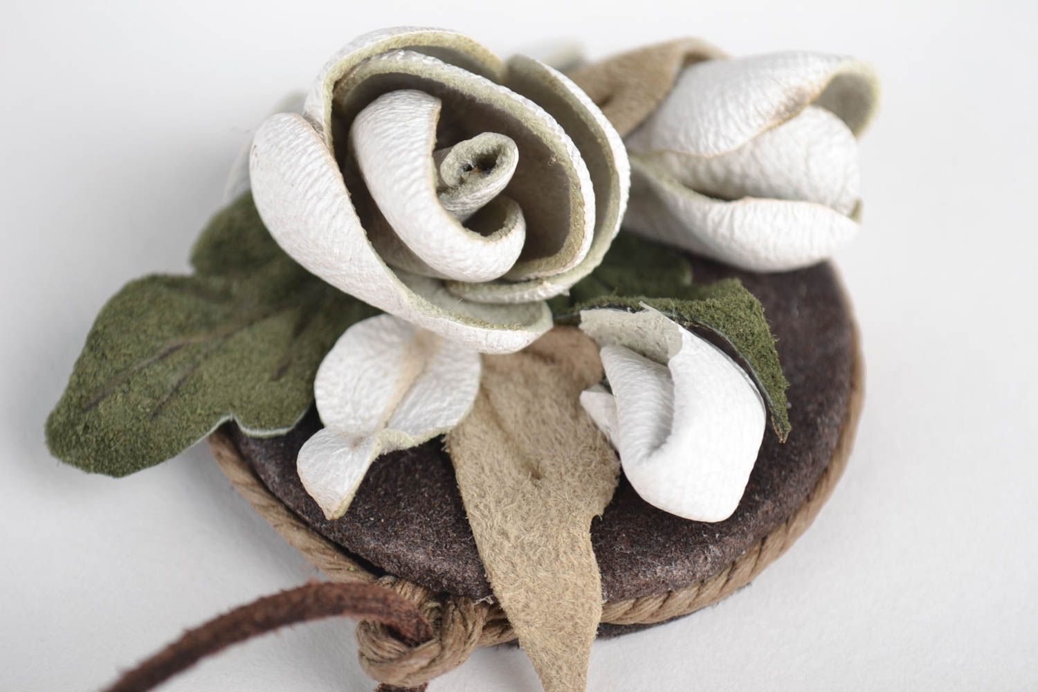 Pendentif fleurs blanches Bijou fait main en cuir Cadeau pour femme original photo 2