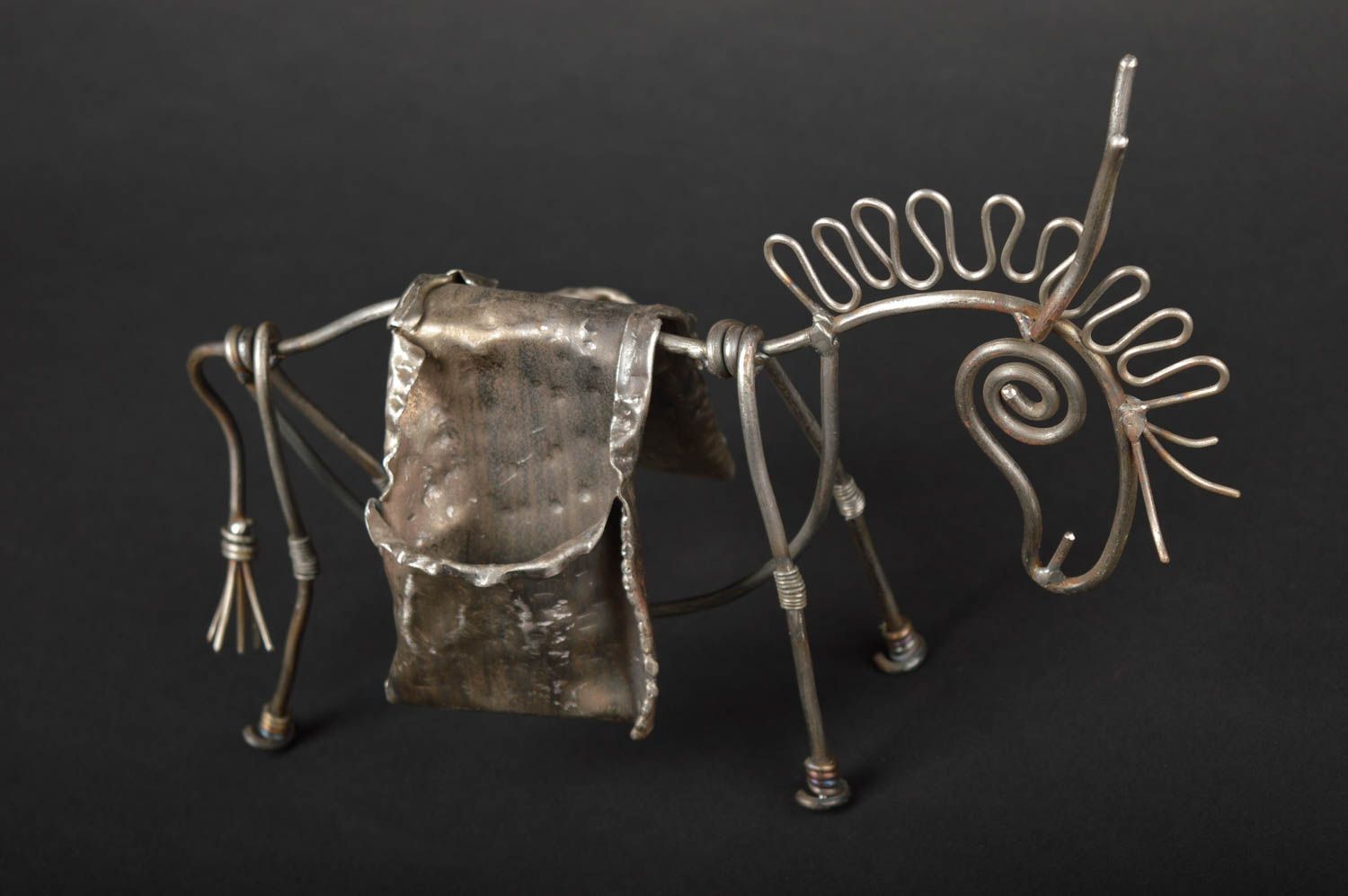 Decoro da casa fatto a mano figurina simpatica a forma di cavallo di metallo
 foto 1