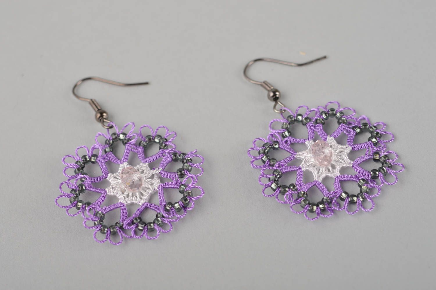 Boucles d'oreilles pendantes Bijou fait main ajourées violettes Cadeau femme photo 2