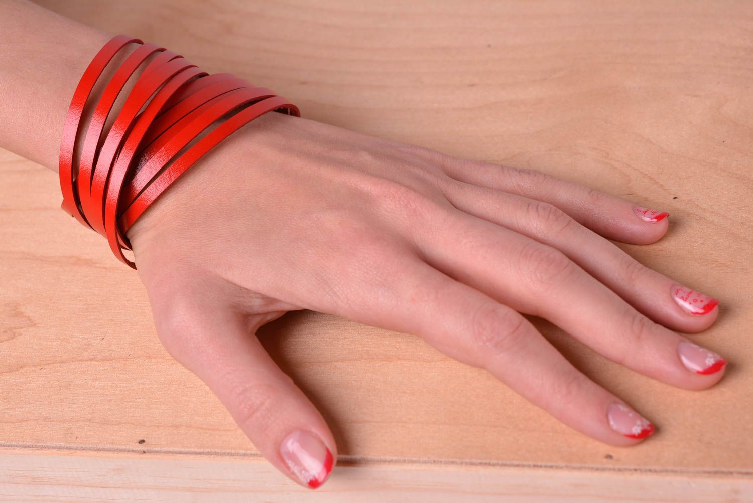 Bracelet cuir Bijou fait main multirang rouge design insolite Accessoire femme photo 2