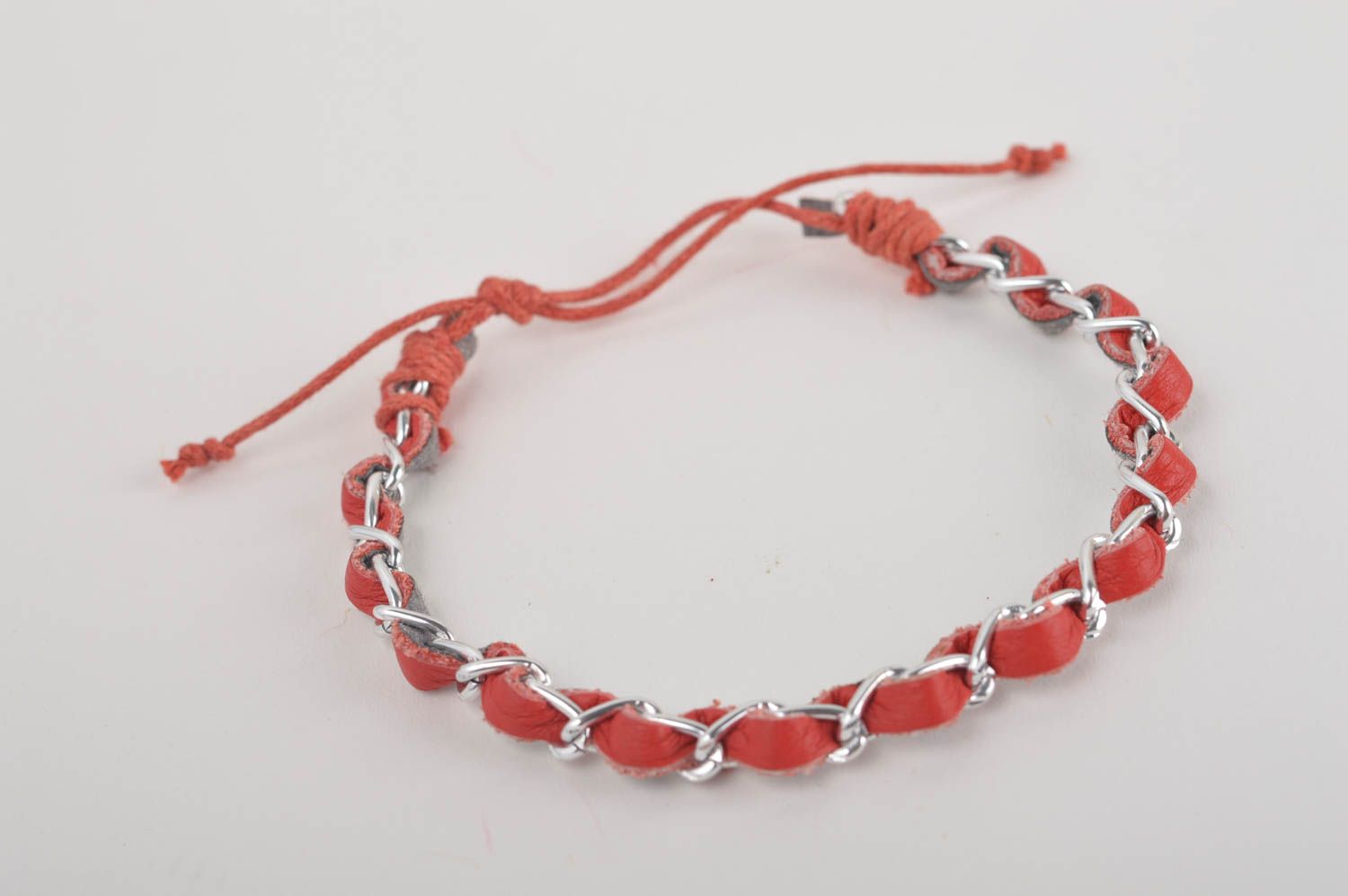 Красный браслет ручной работы браслет из кожи и металла дизайнерское украшение фото 3