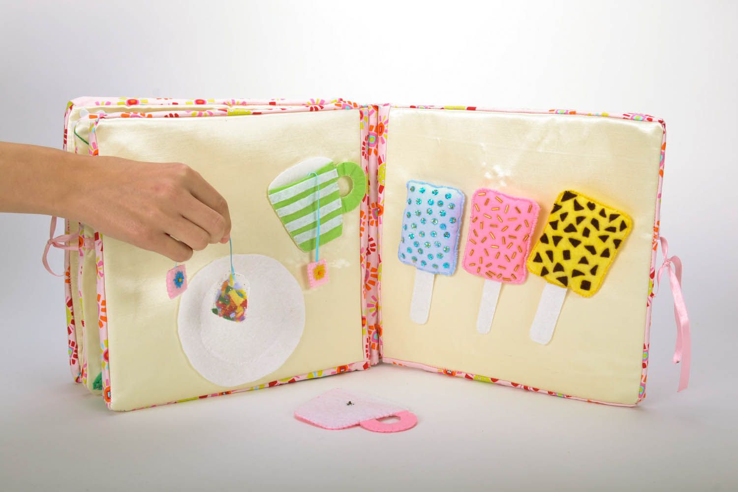 Livre jouet éducatif pour enfants fait main original multicolore en tissu photo 4