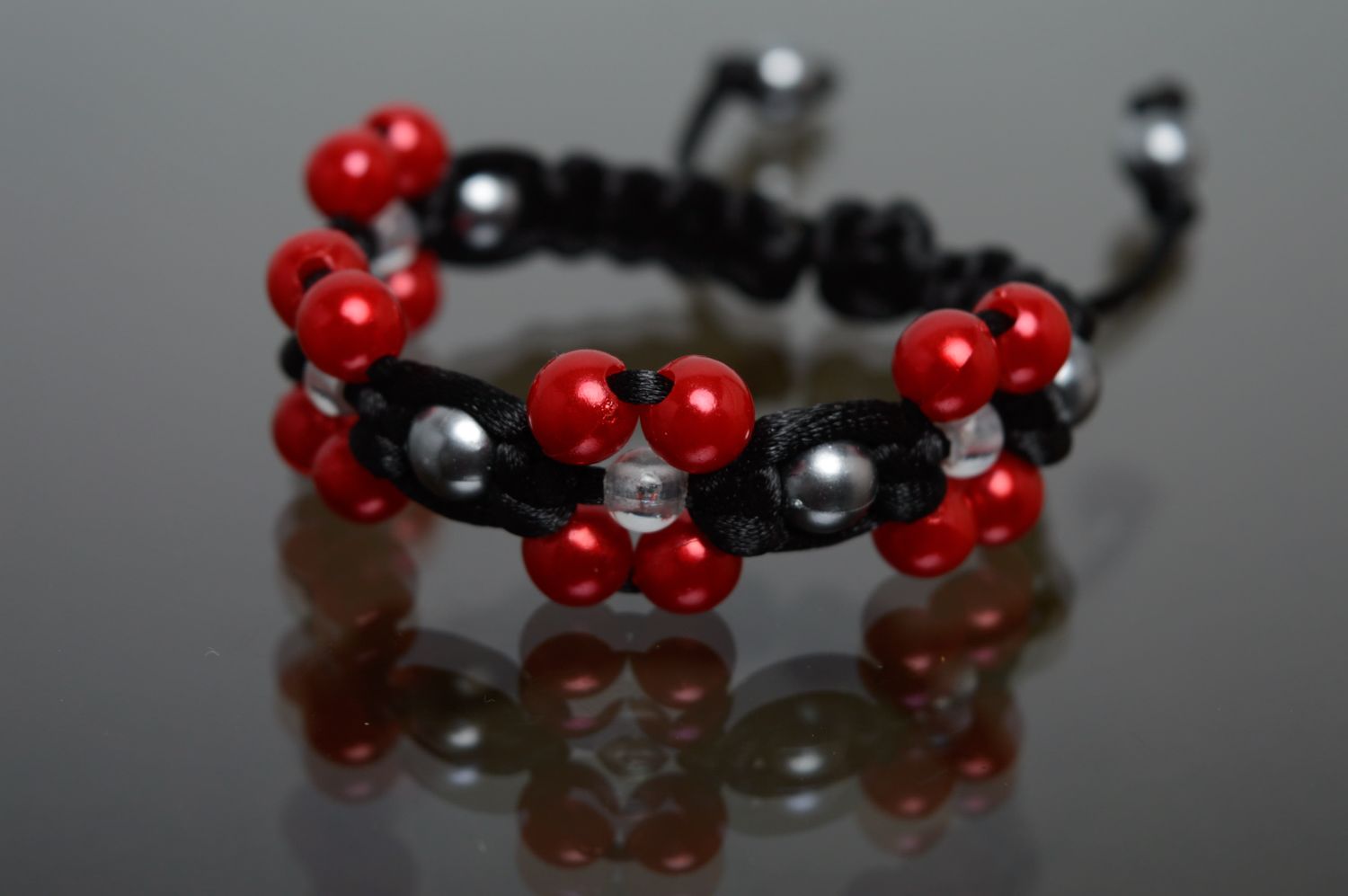 Bracelet tressé en macramé avec perles céramiques noir et rouge fait main femme photo 1