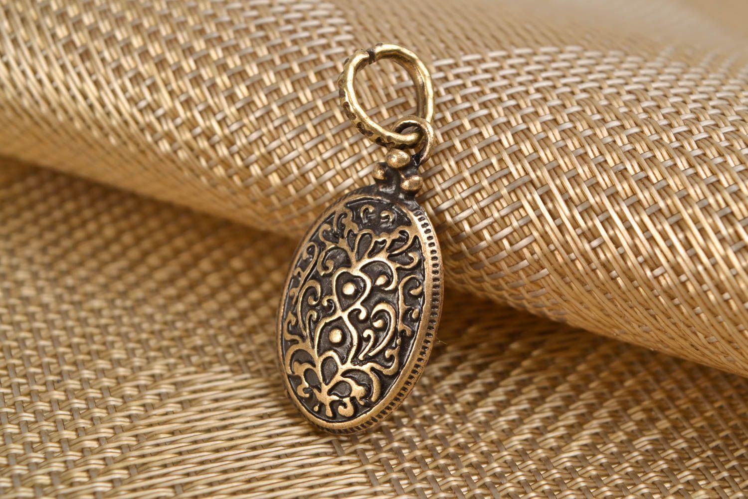 Pendentif en métal fait main ethnique original ovale de style de Byzance photo 1