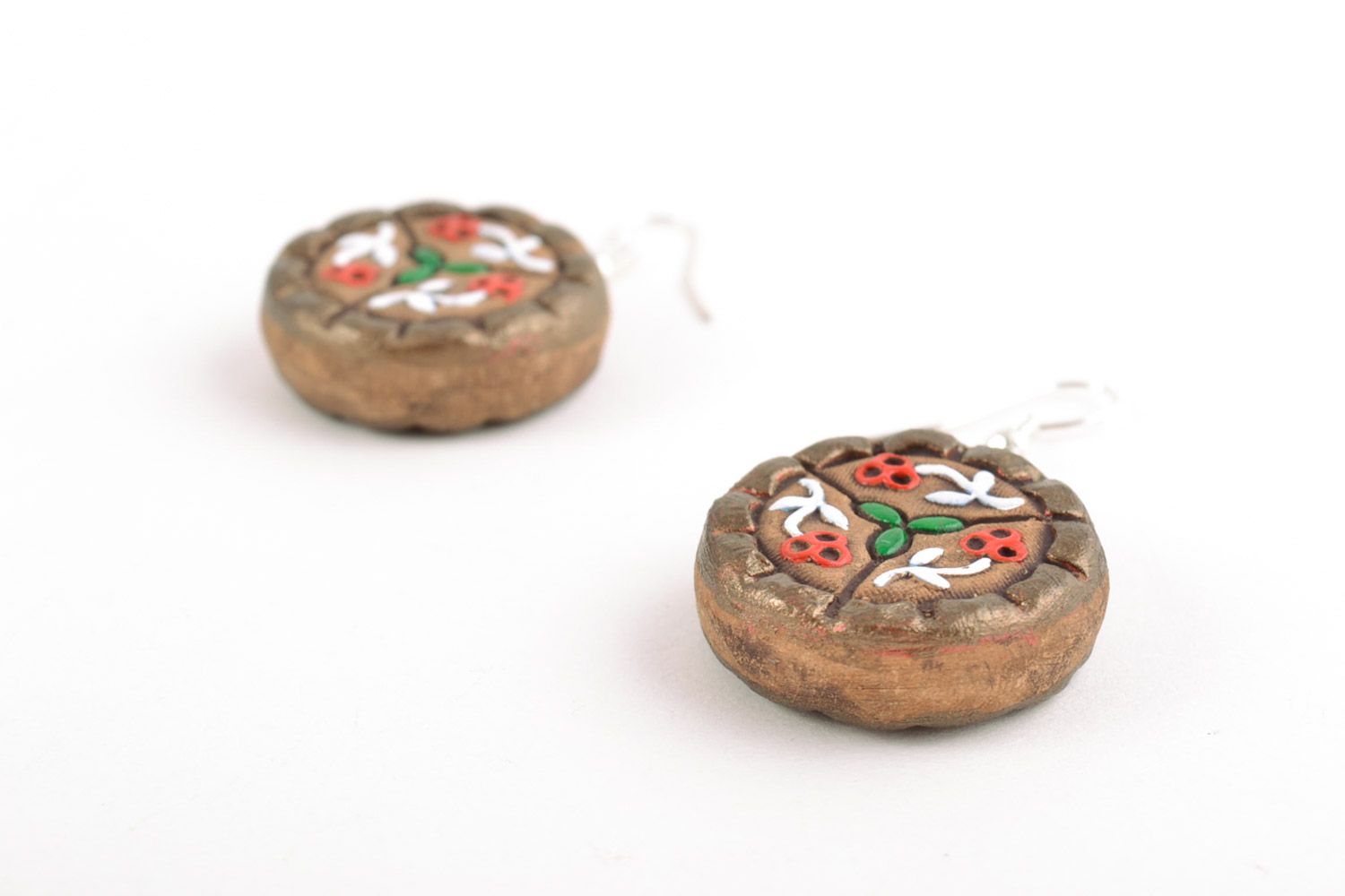Handmade round ceramic dangling earrings with flowers painted with acrylics photo 3