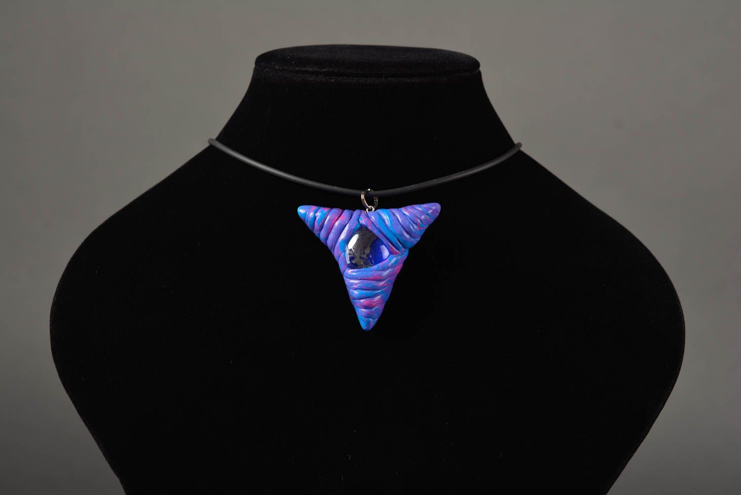 Pendentif bleu Bijou fait main en pâte polymère triangle Accessoire femme photo 2