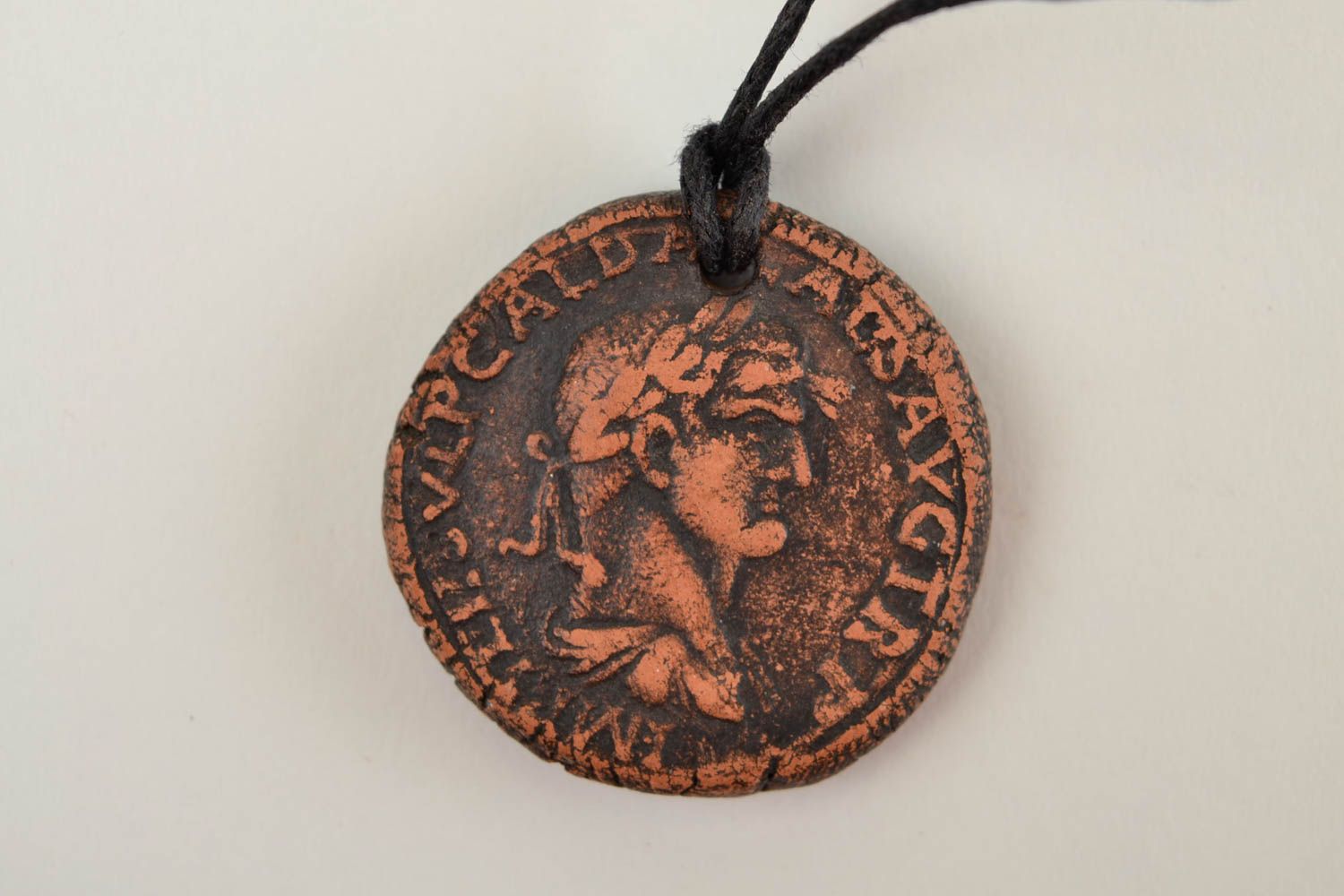 Pendentif céramique rond Bijou fait main Rome Accessoire homme original design photo 4