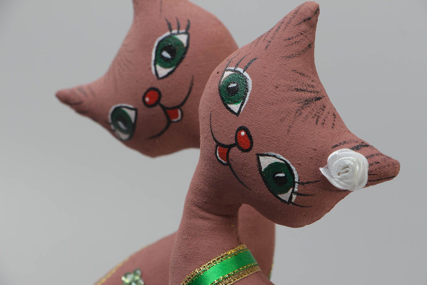 Juguetes decorativos hechos a mano con forma de gatos marrones pintados  foto 3
