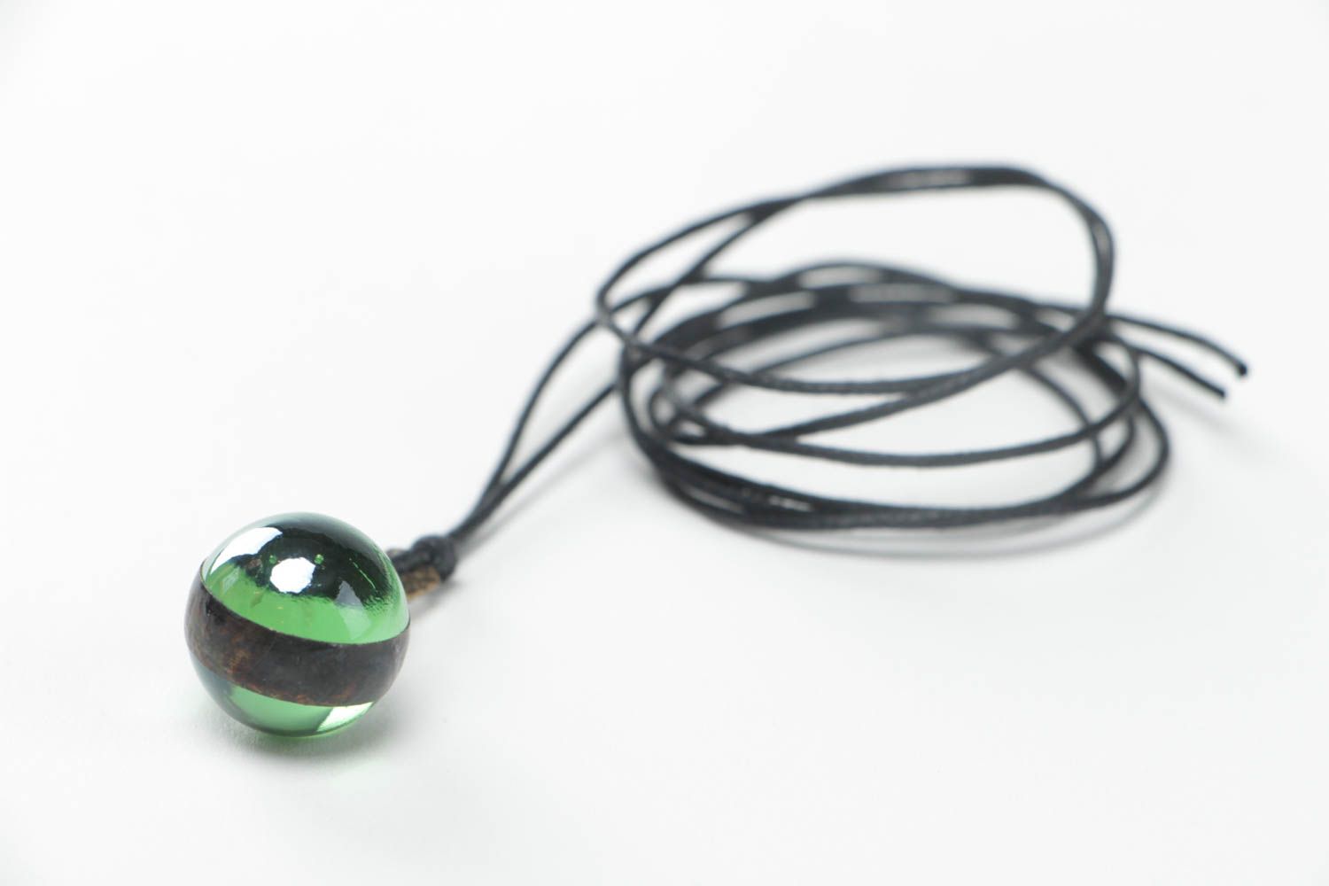 Pendentif boule en verre beau vert lacet ciré noir accessoire fait main photo 3