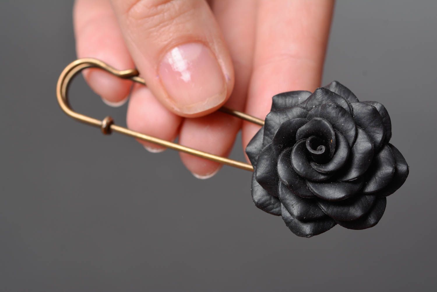 Брошь с цветком из полимерной глины черная красивая необычная ручной работы фото 2