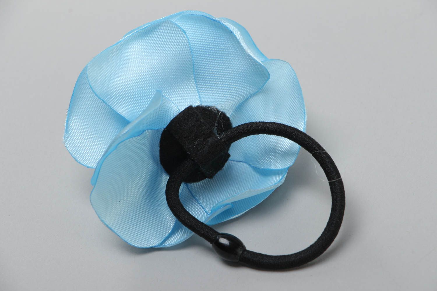 Резинка для волос из атласных лент голубая роза ручной работы женская красивая фото 4