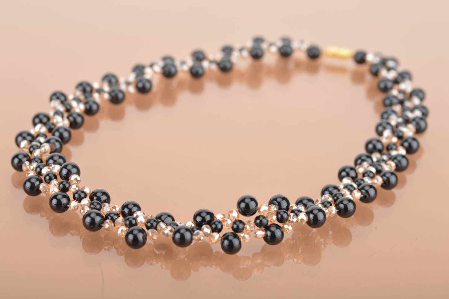 Collier en perles céramiques et cristal de roche fait main élégant noir-doré photo 2