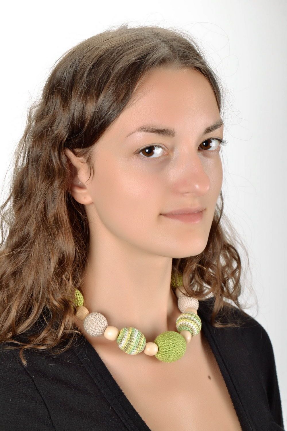 Handgemachte lindgrüne Slingo Halskette aus Holzperlen foto 5