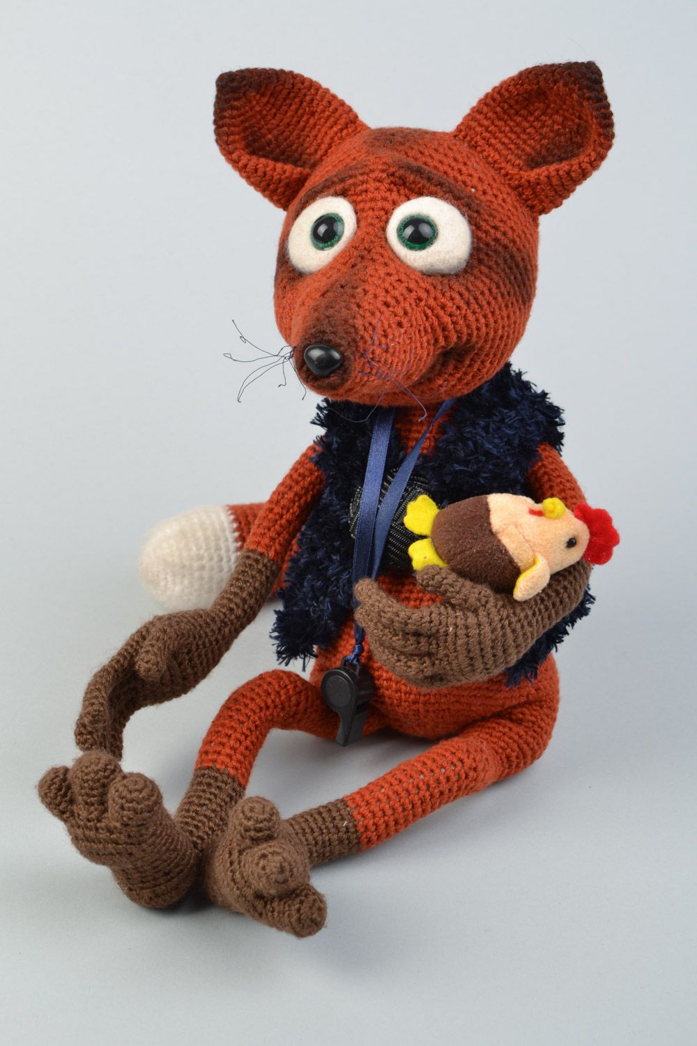 Peluche renard gardien de poulailler tricotée décorative faite main de créateur photo 1